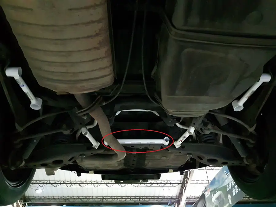 Barra estabilizadora / refuerzo Ultra Racing URTW-RL2-3689 para Toyota Rav4 3Rd Gen (Xa30) 2.4 2Wd 2005-2012