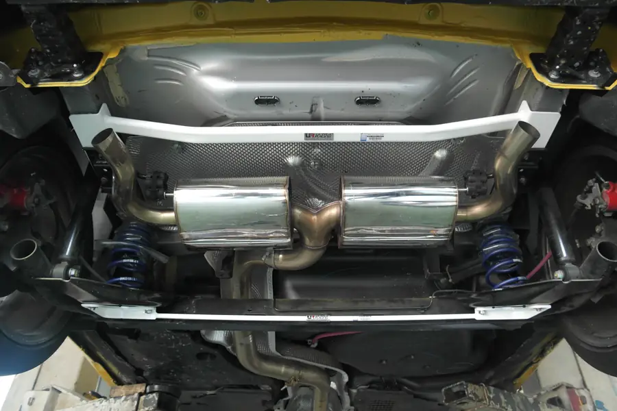 Barra estabilizadora / refuerzo Ultra Racing RT2-3216 para Renault Clio Todos 2012-2020