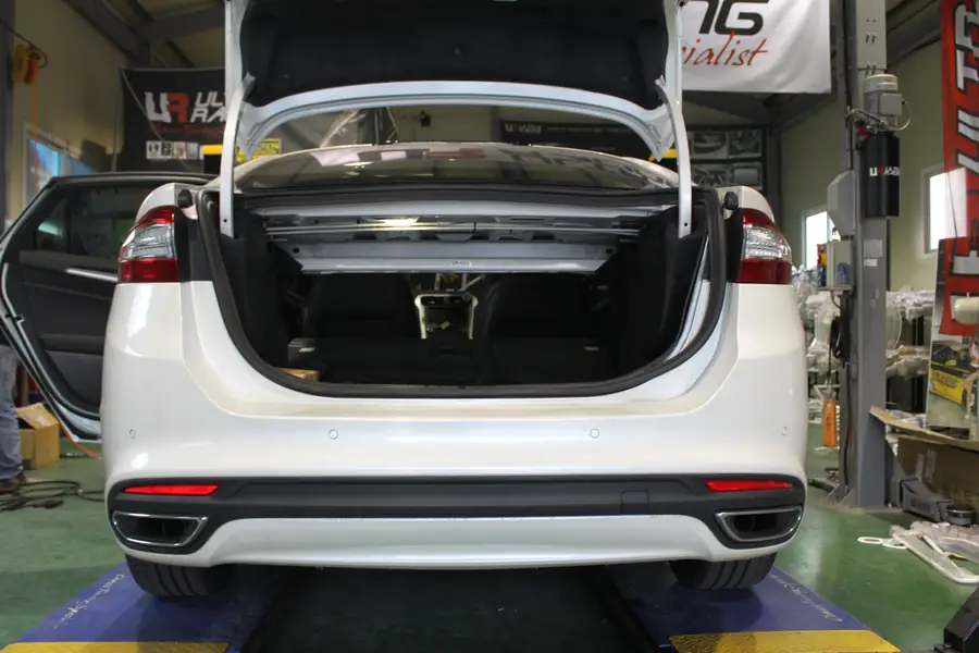 Barra estabilizadora / refuerzo Ultra Racing URUS-RE2-2421 para Ford Mondeo 4Th Gen (Mk5) 2.0D 2Wd 2014-2022