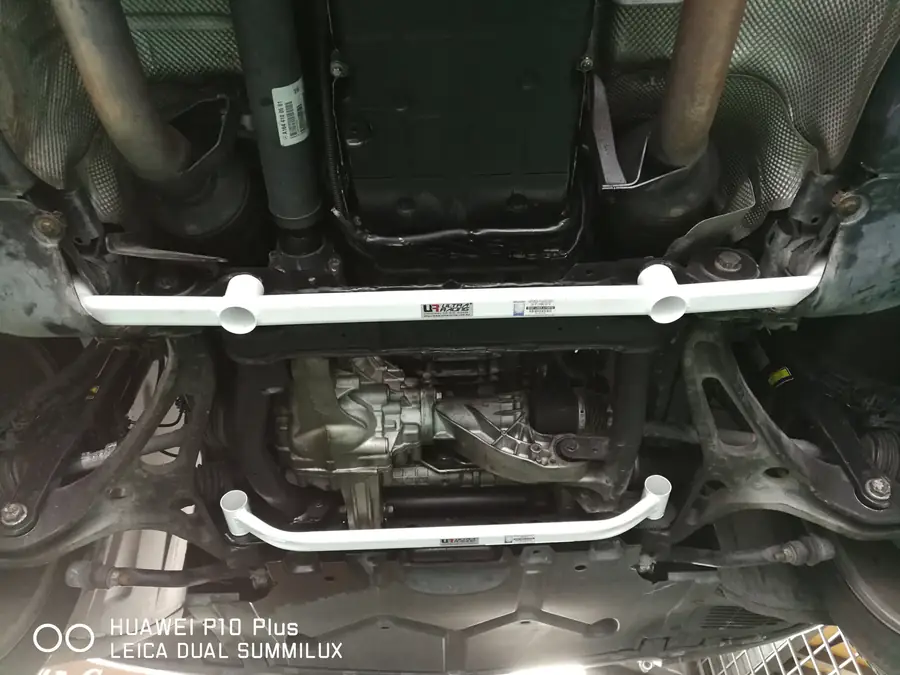 Barra estabilizadora / refuerzo Ultra Racing UR-LA2-1677 para Mercedes-Benz W251 R350 3.5 4Wd 2005-2017