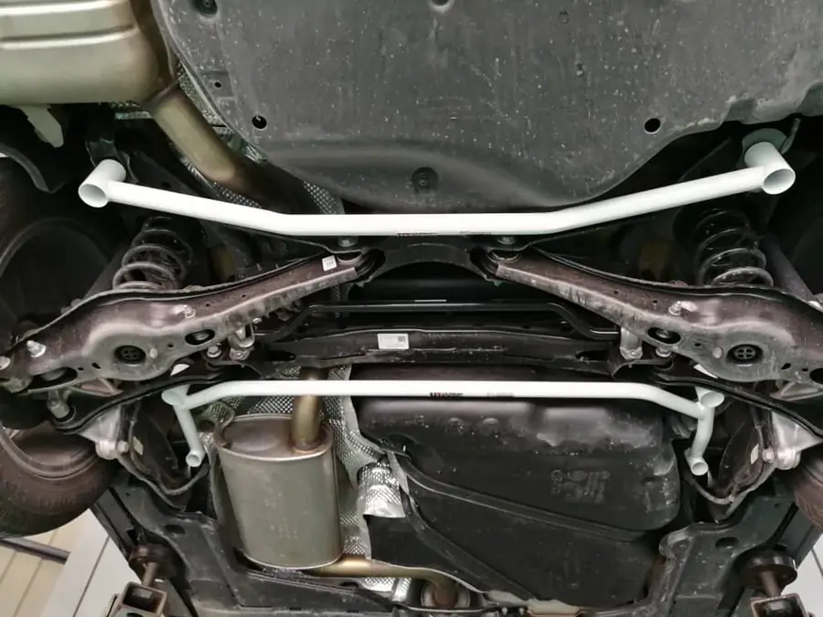 Barra estabilizadora / refuerzo Ultra Racing UR-RL2-3837 para Volkswagen Passat B8 (Typ 3G) 1.8 Tsi 2Wd 2015-2022