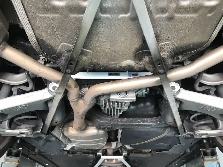 Barra estabilizadora / refuerzo Ultra Racing UR-RL2-1414 para Audi A4 B8 (Typ 8K) 2.0 Tfsi 2Wd 2008-2016