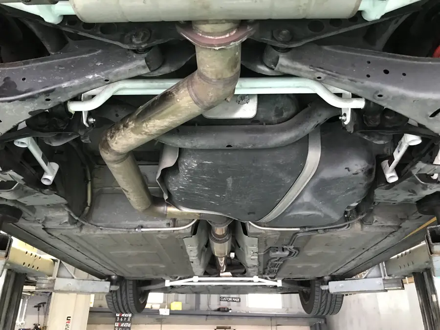 Barra estabilizadora / refuerzo Ultra Racing UR-RS4-823P para Volkswagen Jetta 6Th Gen A6 (Typ 1B) 1.8 Tsi 2Wd 2011-2018