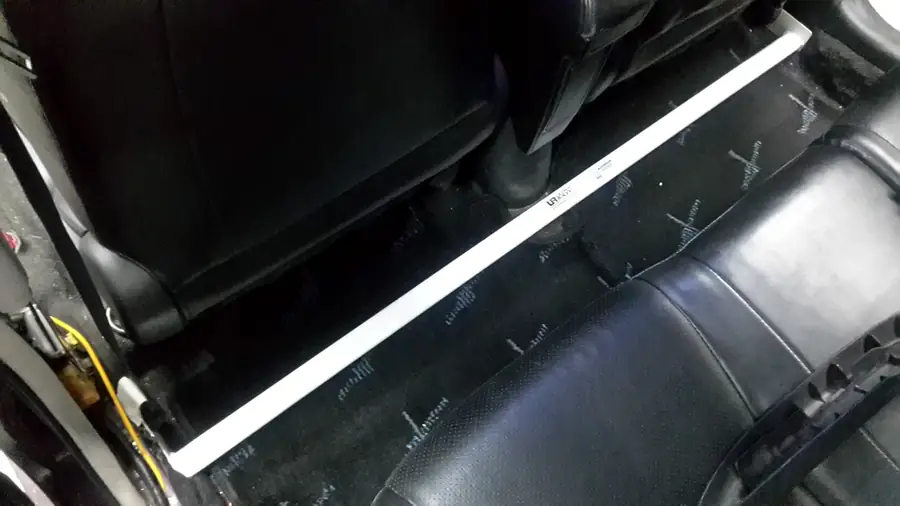 Barra estabilizadora / refuerzo Ultra Racing UR-RO2-637 para Toyota Prius C (Nhp10) 1.5 2Wd 2011-2021
